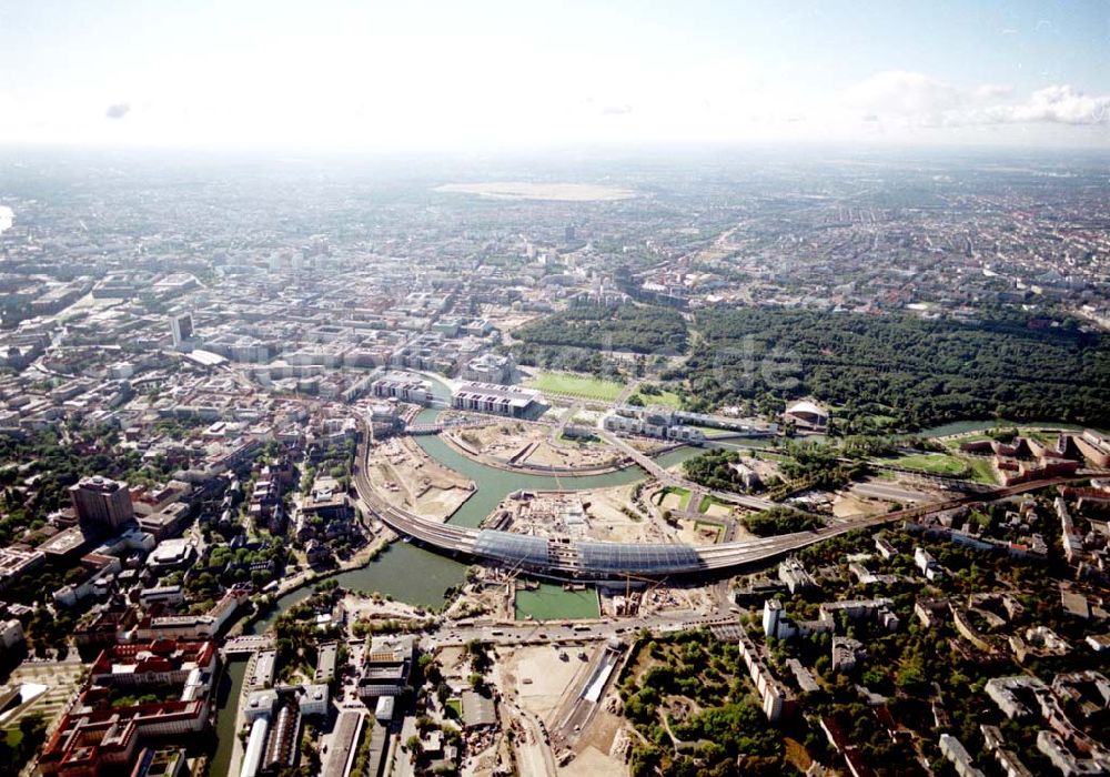 Luftbild Berlin / Tiergarten - Berlin / Tiergarten Blick auf den Lehrter Bahnhof, der noch in der Fertigstellung ist, am Spreebogen; im Hintergrund liegt das Regierungsviertel mit dem Reichstag, dem Bundestag und das Paul-Löbe-Haus, das über die Spree mit dem Marie-Elisabeth-Lüders-Ha