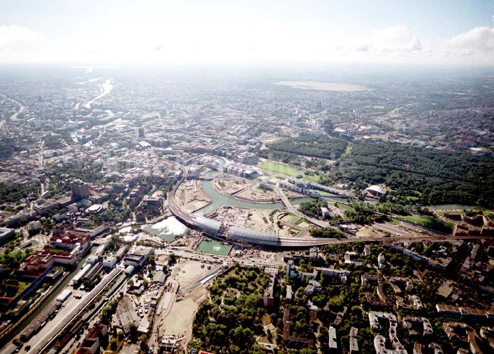 Luftaufnahme Berlin / Tiergarten - Berlin / Tiergarten Blick auf den Lehrter Bahnhof, der noch in der Fertigstellung ist, am Spreebogen; im Hintergrund liegt das Regierungsviertel mit dem Reichstag, dem Bundestag und das Paul-Löbe-Haus, das über die Spree mit dem Marie-Elisabeth-Lüders-Ha