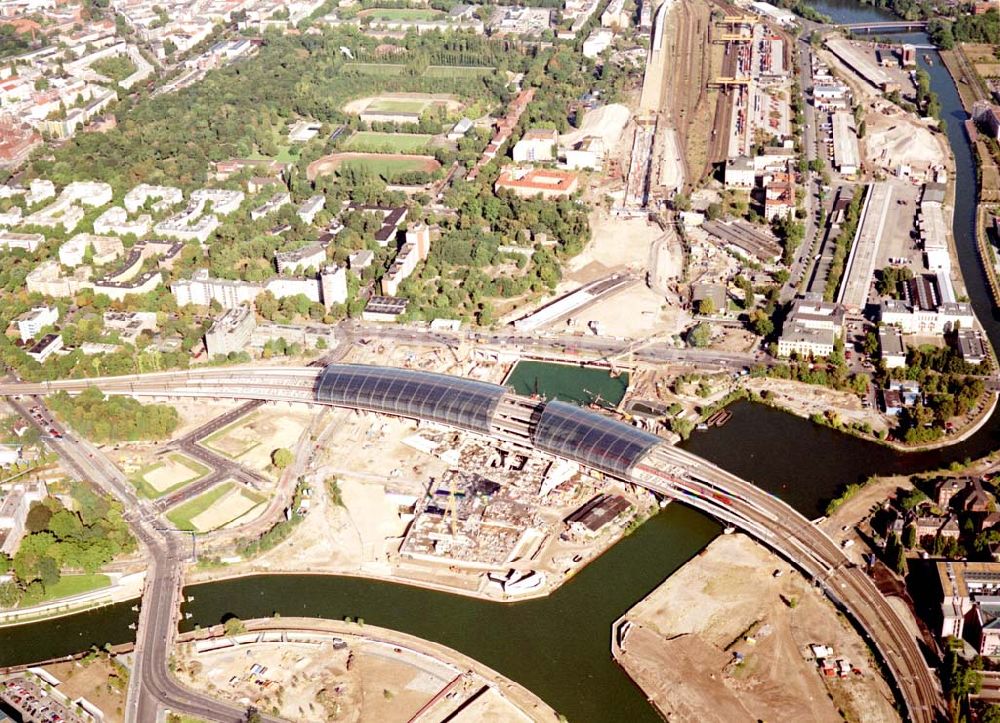 Berlin / Tiergarten von oben - Berlin / Tiergarten Blick auf den Lehrter Bahnhof, der noch in der Fertigstellung ist, am Spreebogen; im Hintergrund liegt das Regierungsviertel mit dem Reichstag, dem Bundestag und das Paul-Löbe-Haus, das über die Spree mit dem Marie-Elisabeth-Lüders-Ha