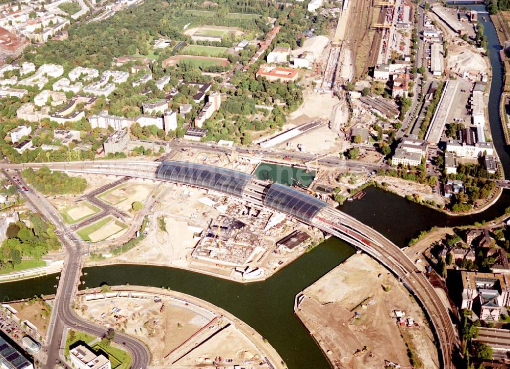 Berlin / Tiergarten aus der Vogelperspektive: Berlin / Tiergarten Blick auf den Lehrter Bahnhof, der noch in der Fertigstellung ist, am Spreebogen; im Hintergrund liegt das Regierungsviertel mit dem Reichstag, dem Bundestag und das Paul-Löbe-Haus, das über die Spree mit dem Marie-Elisabeth-Lüders-Ha