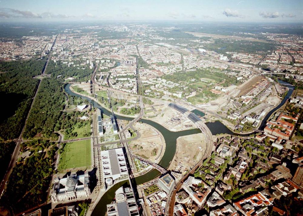 Luftbild Berlin / Tiergarten - Berlin / Tiergarten Blick auf den Lehrter Bahnhof, der noch in der Fertigstellung ist, am Spreebogen; im Hintergrund liegt das Regierungsviertel mit dem Reichstag, dem Bundestag und das Paul-Löbe-Haus, das über die Spree mit dem Marie-Elisabeth-Lüders-Ha