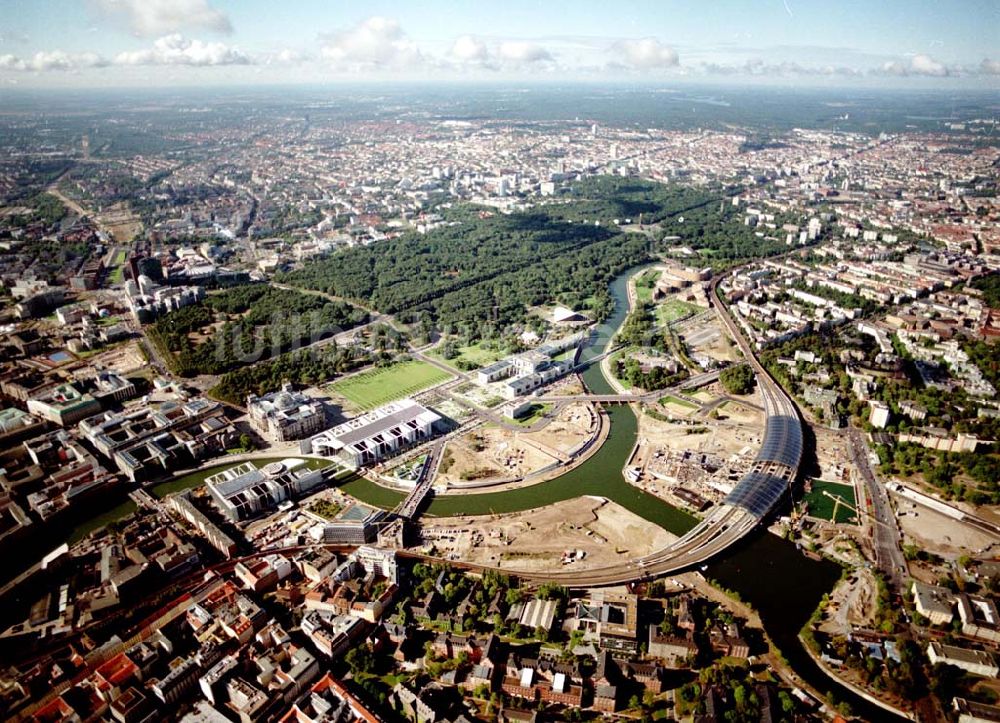 Luftaufnahme Berlin / Tiergarten - Berlin / Tiergarten Blick auf den Lehrter Bahnhof, der noch in der Fertigstellung ist, am Spreebogen; im Hintergrund liegt das Regierungsviertel mit dem Reichstag, dem Bundestag und das Paul-Löbe-Haus, das über die Spree mit dem Marie-Elisabeth-Lüders-Ha