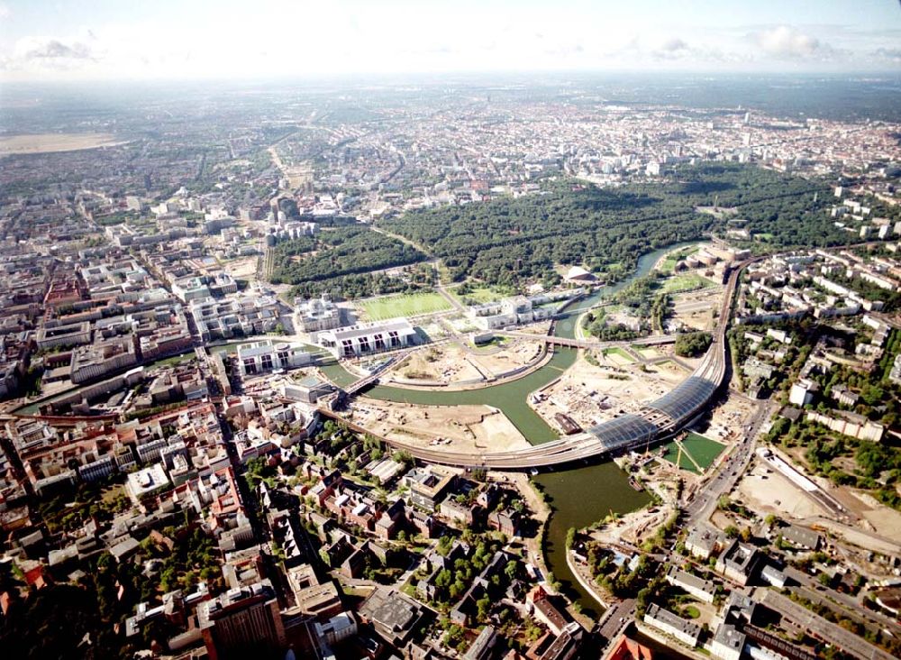 Berlin / Tiergarten von oben - Berlin / Tiergarten Blick auf den Lehrter Bahnhof, der noch in der Fertigstellung ist, am Spreebogen; im Hintergrund liegt das Regierungsviertel mit dem Reichstag, dem Bundestag und das Paul-Löbe-Haus, das über die Spree mit dem Marie-Elisabeth-Lüders-Ha