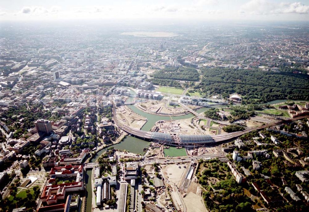 Berlin / Tiergarten aus der Vogelperspektive: Berlin / Tiergarten Blick auf den Lehrter Bahnhof, der noch in der Fertigstellung ist, am Spreebogen; im Hintergrund liegt das Regierungsviertel mit dem Reichstag, dem Bundestag und das Paul-Löbe-Haus, das über die Spree mit dem Marie-Elisabeth-Lüders-Ha