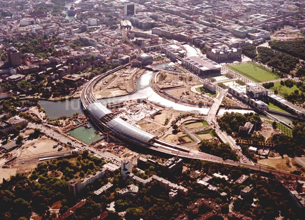 Luftbild Berlin / Tiergarten - Berlin / Tiergarten Blick auf den Lehrter Bahnhof, der noch in der Fertigstellung ist, am Spreebogen; im Hintergrund liegt das Regierungsviertel mit dem Reichstag, dem Bundestag und das Paul-Löbe-Haus, das über die Spree mit dem Marie-Elisabeth-Lüders-Ha