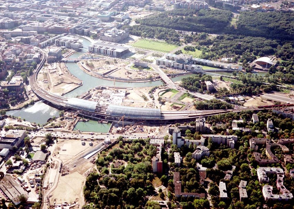 Luftaufnahme Berlin / Tiergarten - Berlin / Tiergarten Blick auf den Lehrter Bahnhof, der noch in der Fertigstellung ist, am Spreebogen; im Hintergrund liegt das Regierungsviertel mit dem Reichstag, dem Bundestag und das Paul-Löbe-Haus, das über die Spree mit dem Marie-Elisabeth-Lüders-Ha