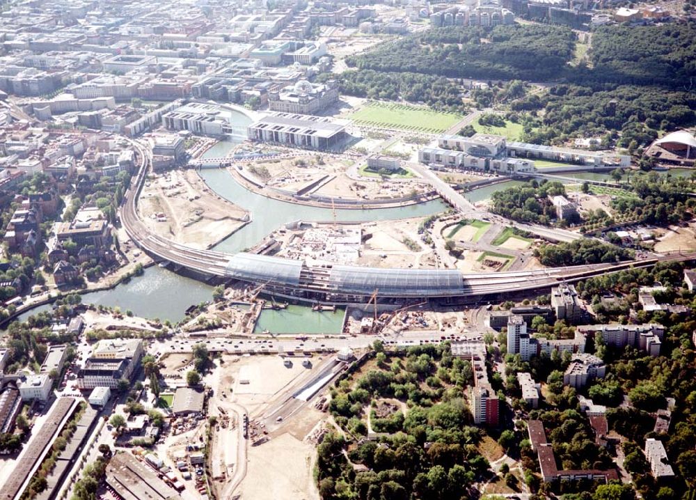 Berlin / Tiergarten von oben - Berlin / Tiergarten Blick auf den Lehrter Bahnhof, der noch in der Fertigstellung ist, am Spreebogen; im Hintergrund liegt das Regierungsviertel mit dem Reichstag, dem Bundestag und das Paul-Löbe-Haus, das über die Spree mit dem Marie-Elisabeth-Lüders-Ha