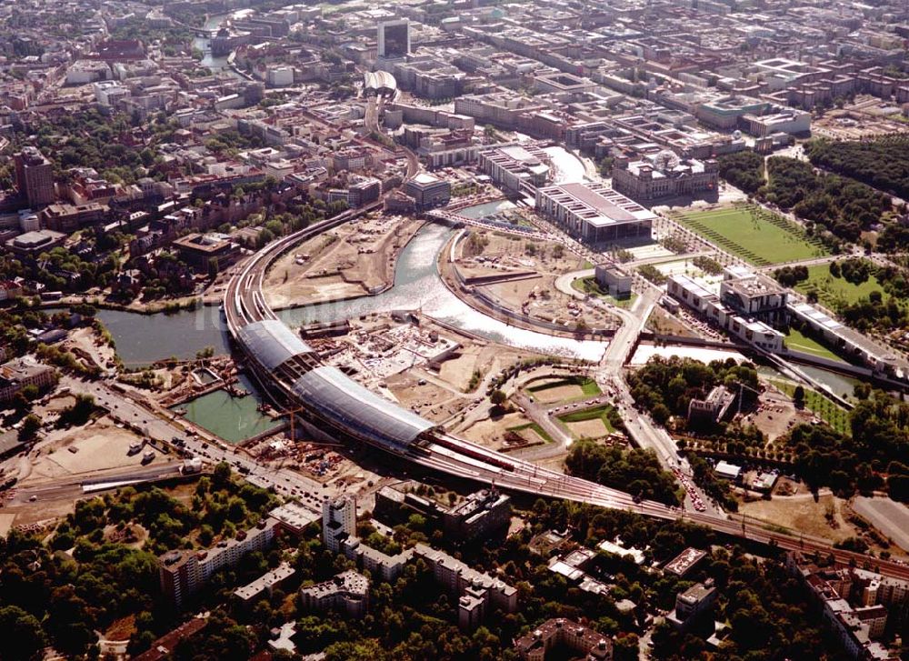 Berlin / Tiergarten aus der Vogelperspektive: Berlin / Tiergarten Blick auf den Lehrter Bahnhof, der noch in der Fertigstellung ist, am Spreebogen; im Hintergrund liegt das Regierungsviertel mit dem Reichstag, dem Bundestag und das Paul-Löbe-Haus, das über die Spree mit dem Marie-Elisabeth-Lüders-Ha