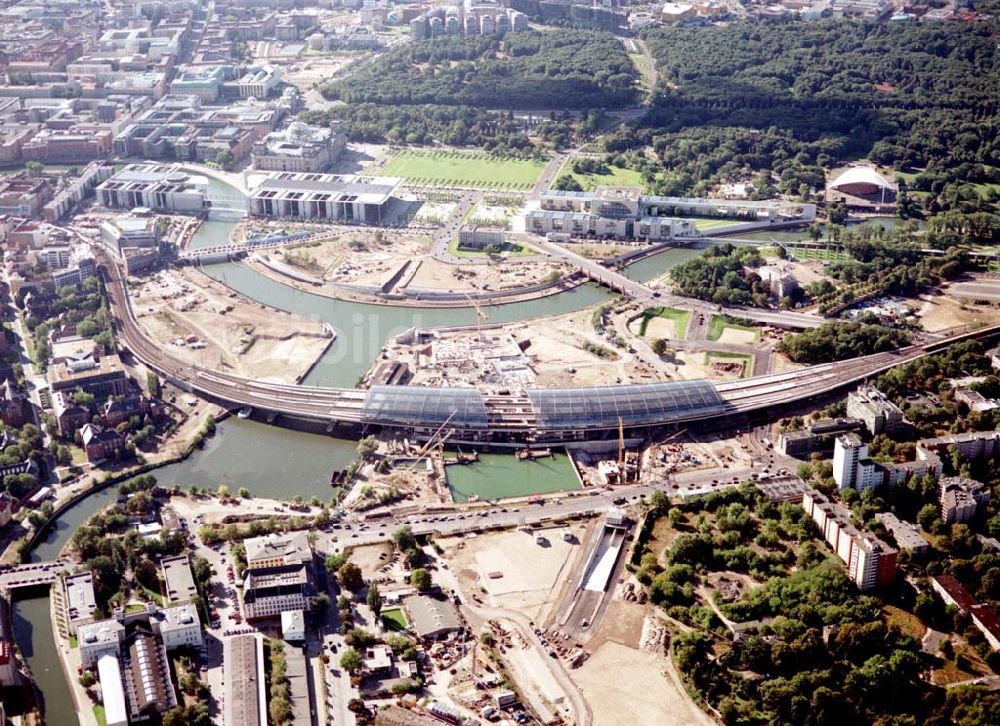 Luftbild Berlin / Tiergarten - Berlin / Tiergarten Blick auf den Lehrter Bahnhof, der noch in der Fertigstellung ist, am Spreebogen; im Hintergrund liegt das Regierungsviertel mit dem Reichstag, dem Bundestag und das Paul-Löbe-Haus, das über die Spree mit dem Marie-Elisabeth-Lüders-Ha