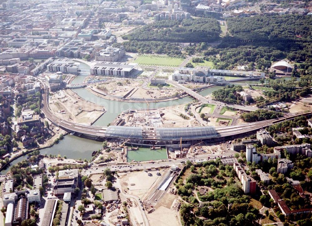 Luftaufnahme Berlin / Tiergarten - Berlin / Tiergarten Blick auf den Lehrter Bahnhof, der noch in der Fertigstellung ist, am Spreebogen; im Hintergrund liegt das Regierungsviertel mit dem Reichstag, dem Bundestag und das Paul-Löbe-Haus, das über die Spree mit dem Marie-Elisabeth-Lüders-Ha