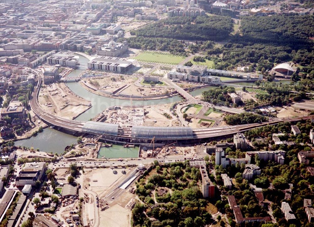 Berlin / Tiergarten von oben - Berlin / Tiergarten Blick auf den Lehrter Bahnhof, der noch in der Fertigstellung ist, am Spreebogen; im Hintergrund liegt das Regierungsviertel mit dem Reichstag, dem Bundestag und das Paul-Löbe-Haus, das über die Spree mit dem Marie-Elisabeth-Lüders-Ha