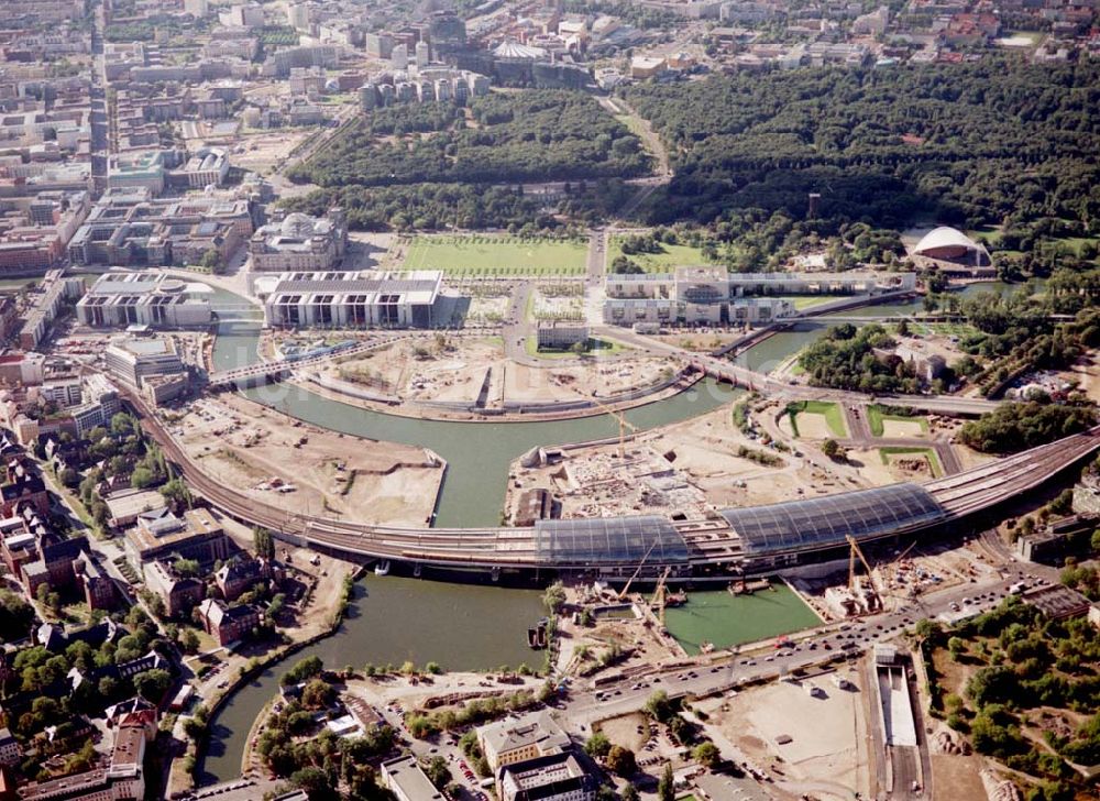 Berlin / Tiergarten aus der Vogelperspektive: Berlin / Tiergarten Blick auf den Lehrter Bahnhof, der noch in der Fertigstellung ist, am Spreebogen; im Hintergrund liegt das Regierungsviertel mit dem Reichstag, dem Bundestag und das Paul-Löbe-Haus, das über die Spree mit dem Marie-Elisabeth-Lüders-Ha