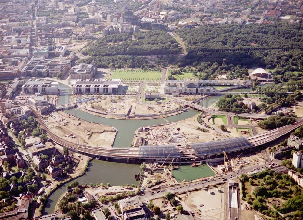 Luftbild Berlin / Tiergarten - Berlin / Tiergarten Blick auf den Lehrter Bahnhof, der noch in der Fertigstellung ist, am Spreebogen; im Hintergrund liegt das Regierungsviertel mit dem Reichstag, dem Bundestag und das Paul-Löbe-Haus, das über die Spree mit dem Marie-Elisabeth-Lüders-Ha