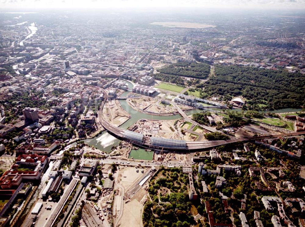 Luftaufnahme Berlin / Tiergarten - Berlin / Tiergarten Blick auf den Lehrter Bahnhof, der noch in der Fertigstellung ist, am Spreebogen; im Hintergrund liegt das Regierungsviertel mit dem Reichstag, dem Bundestag und das Paul-Löbe-Haus, das über die Spree mit dem Marie-Elisabeth-Lüders-Ha