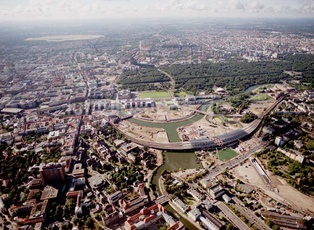 Berlin / Tiergarten von oben - Berlin / Tiergarten Blick auf den Lehrter Bahnhof, der noch in der Fertigstellung ist, am Spreebogen; im Hintergrund liegt das Regierungsviertel mit dem Reichstag, dem Bundestag und das Paul-Löbe-Haus, das über die Spree mit dem Marie-Elisabeth-Lüders-Ha