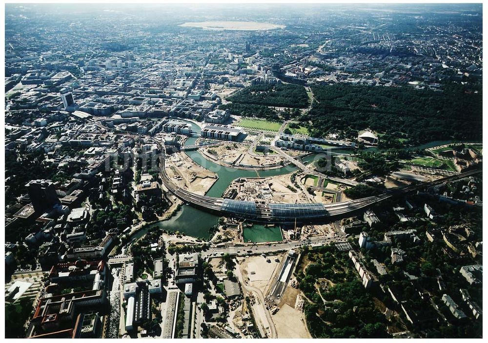 Berlin / Tiergarten aus der Vogelperspektive: Berlin / Tiergarten Blick auf den Lehrter Bahnhof, der noch in der Fertigstellung ist, am Spreebogen; im Hintergrund liegt das Regierungsviertel mit dem Reichstag, dem Bundestag und das Paul-Löbe-Haus, das über die Spree mit dem Marie-Elisabeth-Lüders-Ha