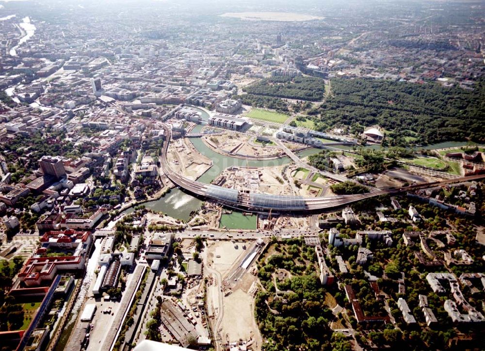 Luftbild Berlin / Tiergarten - Berlin / Tiergarten Blick auf den Lehrter Bahnhof, der noch in der Fertigstellung ist, am Spreebogen; im Hintergrund liegt das Regierungsviertel mit dem Reichstag, dem Bundestag und das Paul-Löbe-Haus, das über die Spree mit dem Marie-Elisabeth-Lüders-Ha