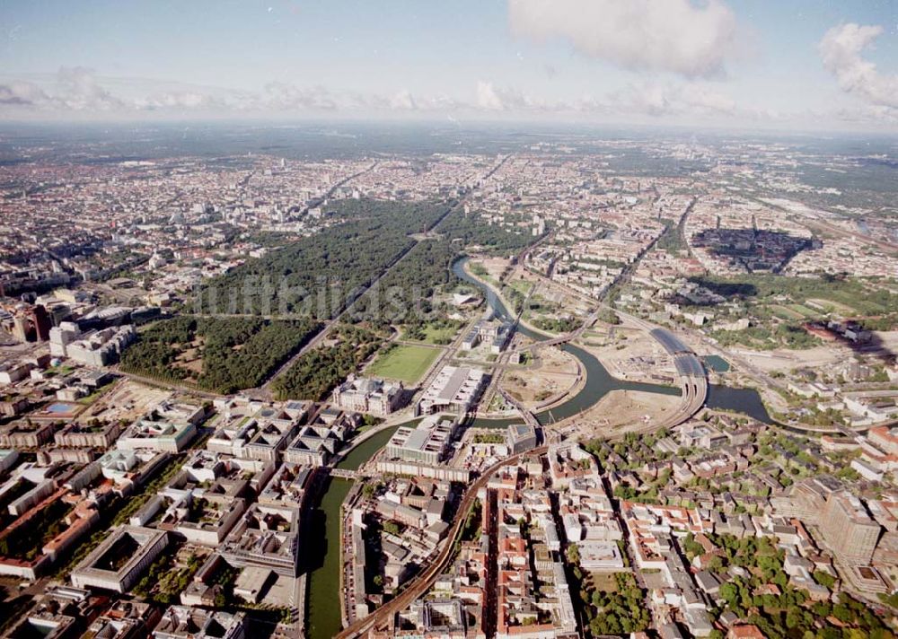 Luftaufnahme Berlin / Tiergarten - Berlin / Tiergarten Blick auf den Lehrter Bahnhof, der noch in der Fertigstellung ist, am Spreebogen; im Hintergrund liegt das Regierungsviertel mit dem Reichstag, dem Bundestag und das Paul-Löbe-Haus, das über die Spree mit dem Marie-Elisabeth-Lüders-Ha