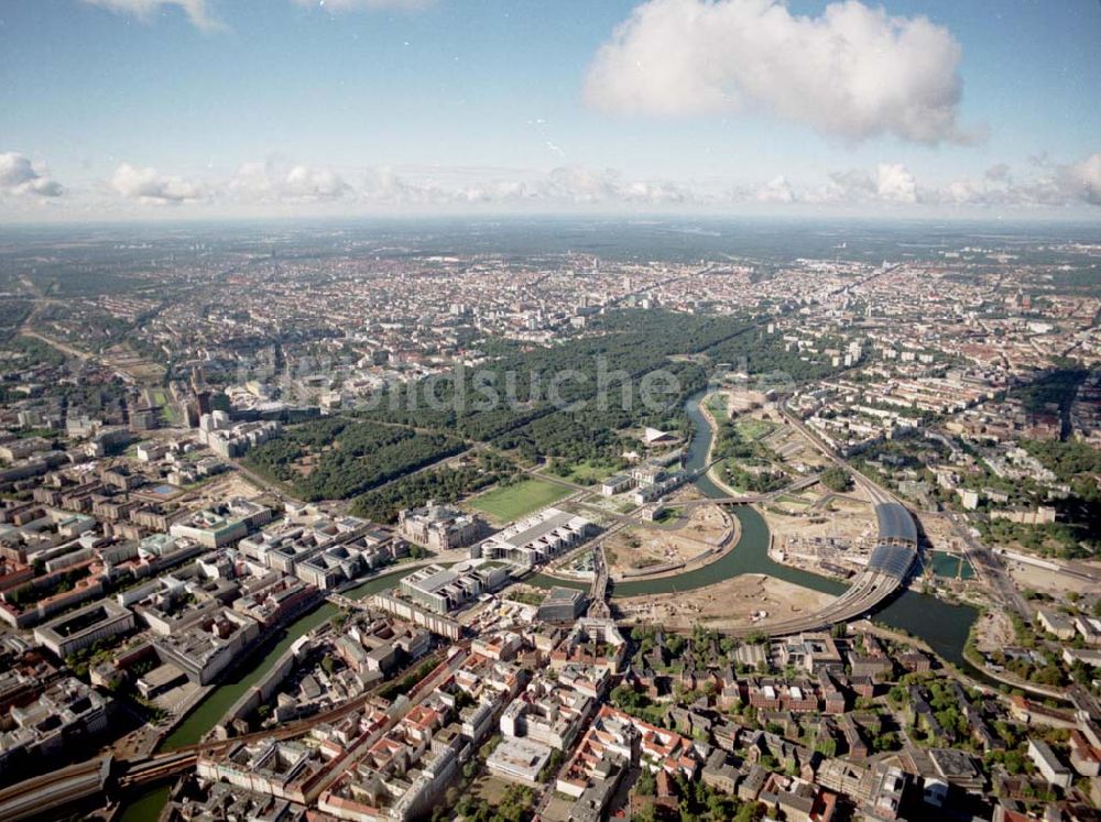 Berlin / Tiergarten von oben - Berlin / Tiergarten Blick auf den Lehrter Bahnhof, der noch in der Fertigstellung ist, am Spreebogen; im Hintergrund liegt das Regierungsviertel mit dem Reichstag, dem Bundestag und das Paul-Löbe-Haus, das über die Spree mit dem Marie-Elisabeth-Lüders-Ha