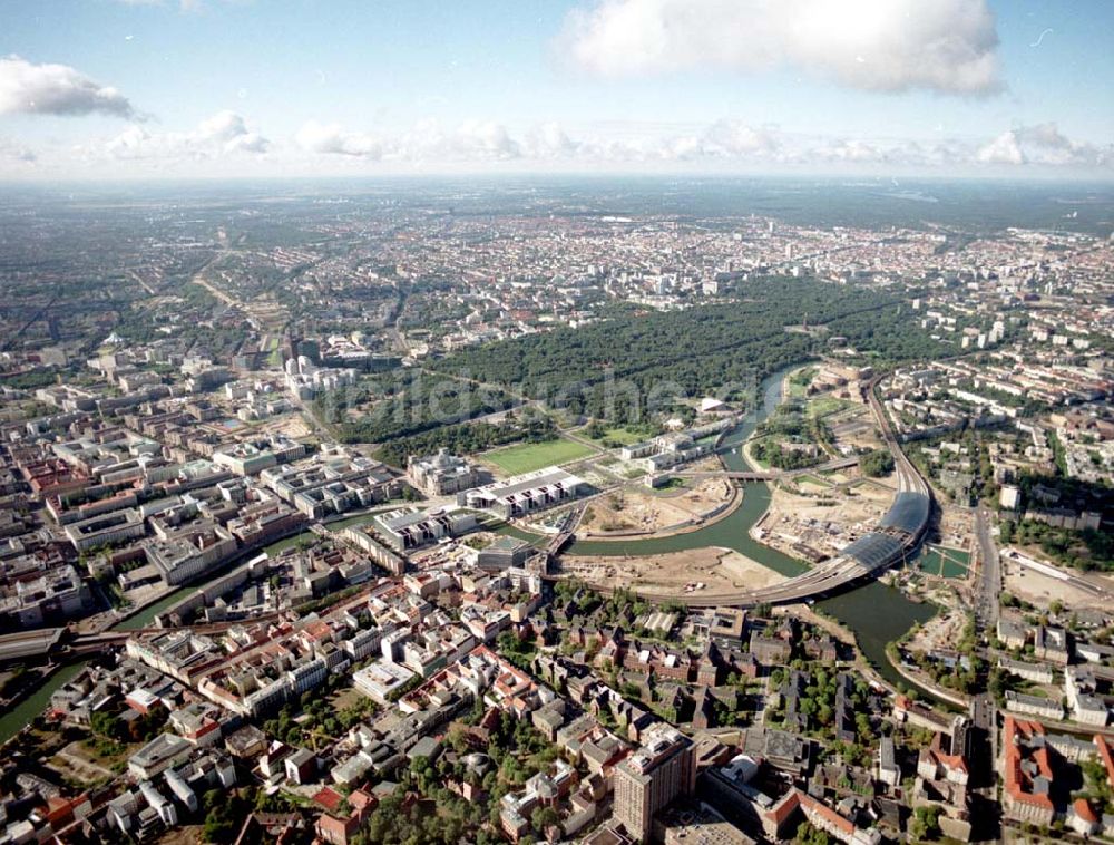 Berlin / Tiergarten aus der Vogelperspektive: Berlin / Tiergarten Blick auf den Lehrter Bahnhof, der noch in der Fertigstellung ist, am Spreebogen; im Hintergrund liegt das Regierungsviertel mit dem Reichstag, dem Bundestag und das Paul-Löbe-Haus, das über die Spree mit dem Marie-Elisabeth-Lüders-Ha