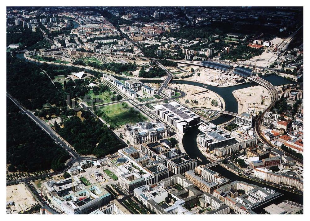 Luftbild Berlin - Berlin Tiergarten Blick auf den Reichstag; Platz der Republik, Bundestag an der Spree und Straße des 17