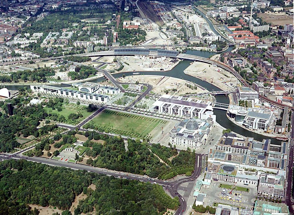 Luftaufnahme Berlin - Berlin Tiergarten Blick auf den Reichstag; Platz der Republik, Bundestag an der Spree und Straße des 17