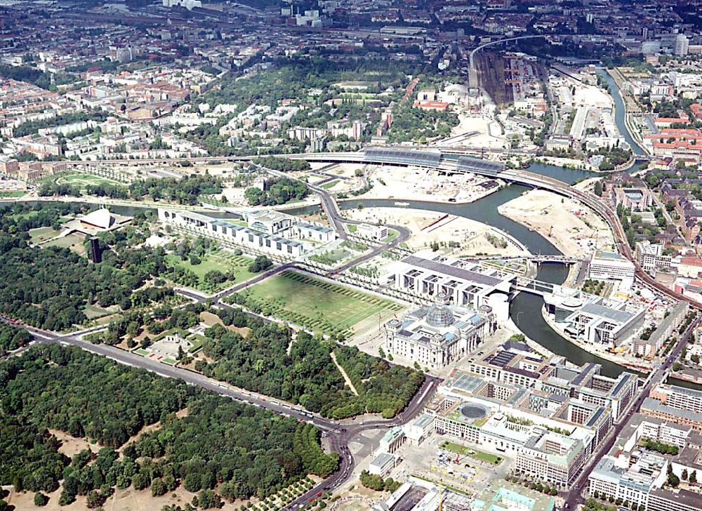 Berlin von oben - Berlin Tiergarten Blick auf den Reichstag; Platz der Republik, Bundestag an der Spree und Straße des 17