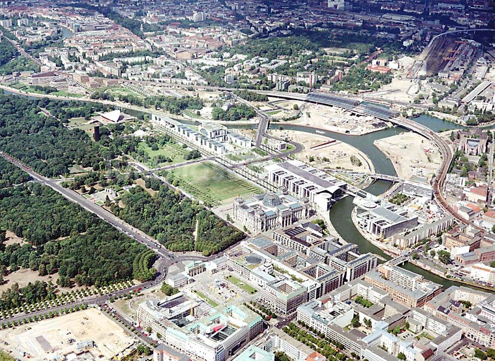 Berlin aus der Vogelperspektive: Berlin Tiergarten Blick auf den Reichstag; Platz der Republik, Bundestag an der Spree und Straße des 17