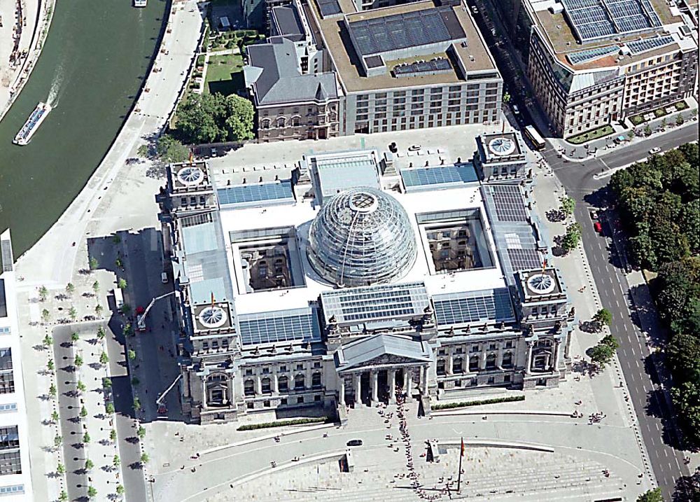 Berlin - Tiergarten (Spreebogen) aus der Vogelperspektive: Berlin Tiergarten mit Blick auf den Reichstag im Regierungsviertel in Berlin Tiergarten