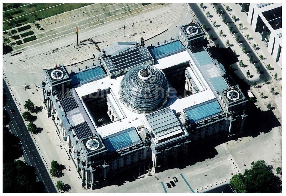 Luftaufnahme Berlin - Tiergarten (Spreebogen) - Berlin Tiergarten mit Blick auf den Reichstag im Regierungsviertel in Berlin Tiergarten