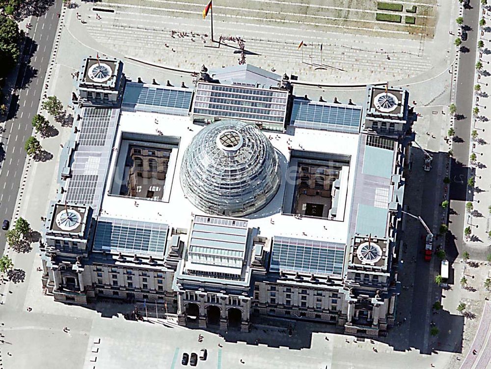 Berlin - Tiergarten (Spreebogen) von oben - Berlin Tiergarten mit Blick auf den Reichstag im Regierungsviertel in Berlin Tiergarten