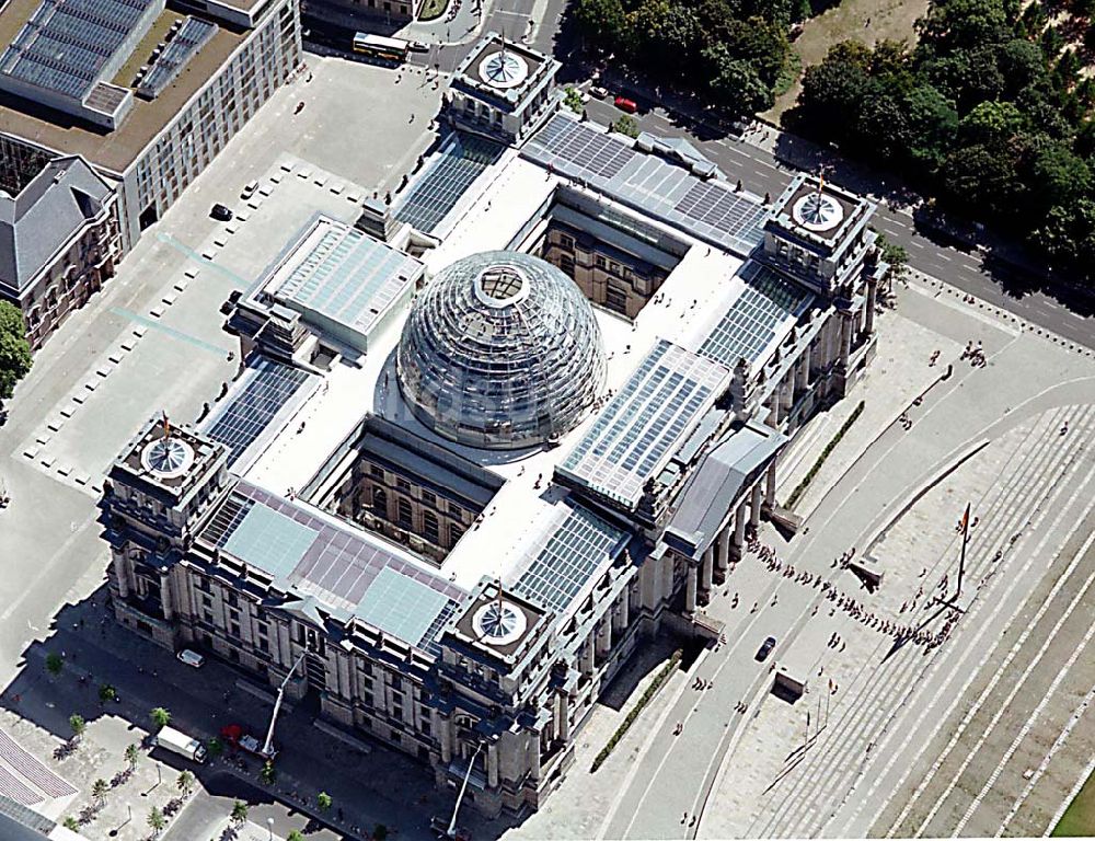 Berlin - Tiergarten (Spreebogen) aus der Vogelperspektive: Berlin Tiergarten mit Blick auf den Reichstag im Regierungsviertel in Berlin Tiergarten