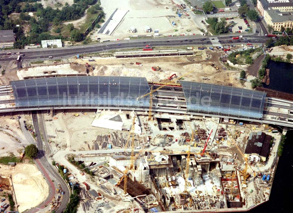 Berlin - Tiergarten aus der Vogelperspektive: 02.09.2002 Berlin-Tiergarten / Fertigstellung des Lehrter Bahnhofes am Regierungsviertel.