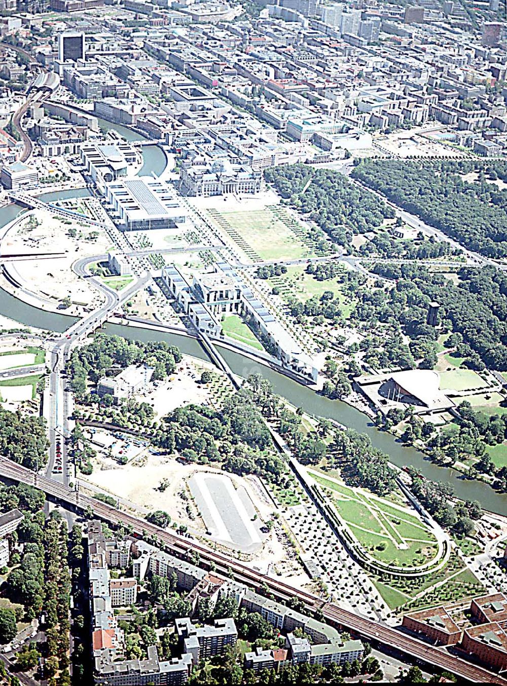 Berlin - Tiergarten (Spreebogen) aus der Vogelperspektive: Berlin Tiergarten / Mitte Regierungsviertel im Berliner Tiegarten am Spreebogen mit dem Reichstag, Paul-Löbe-Haus und Bundeskanzleramt, Marie-Elisabeth-Lüders-Haus Im Auftrag der Bundesbaugesellschaft mbH