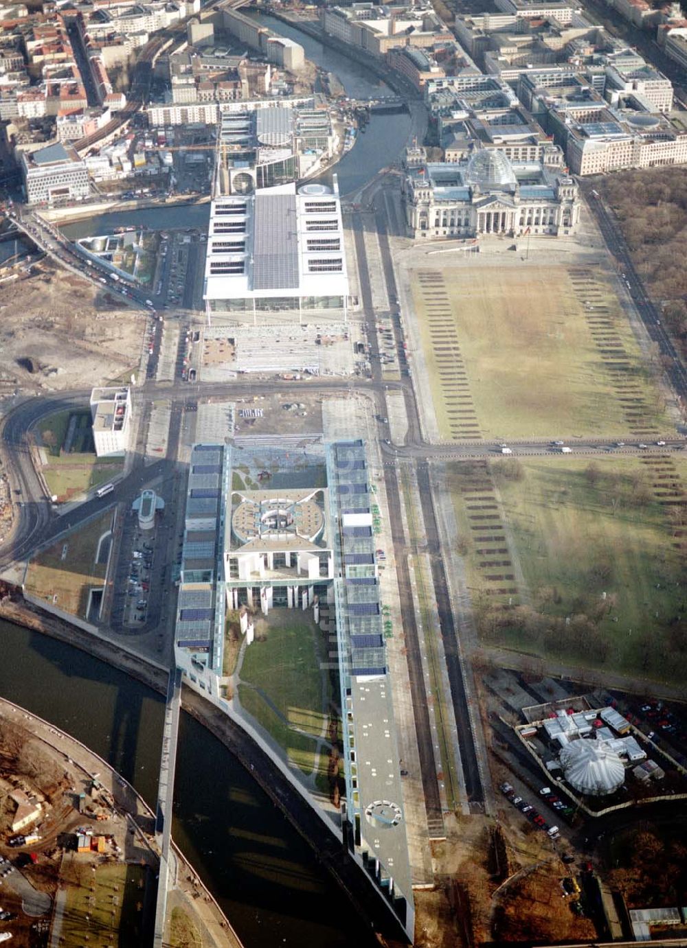 Luftaufnahme Berlin - Tiergarten - Berlin Tiergarten Regierungsviertel im Berliner Tiergarten mit dem Reichstag Paul-Löbe-Haus und Marie-Elisabeth-Lüders-Haus 19