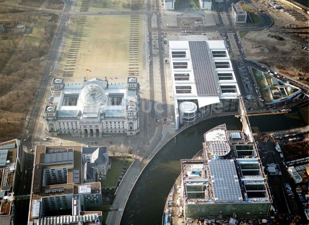 Luftaufnahme Berlin - Tiergarten - Berlin Tiergarten Regierungsviertel im Berliner Tiergarten mit dem Reichstag Paul-Löbe-Haus und Marie-Elisabeth-Lüders-Haus 19