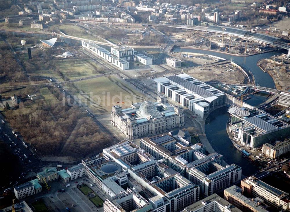 Berlin - Tiergarten aus der Vogelperspektive: Berlin Tiergarten Regierungsviertel im Berliner Tiergarten mit dem Reichstag Paul-Löbe-Haus und Marie-Elisabeth-Lüders-Haus 19