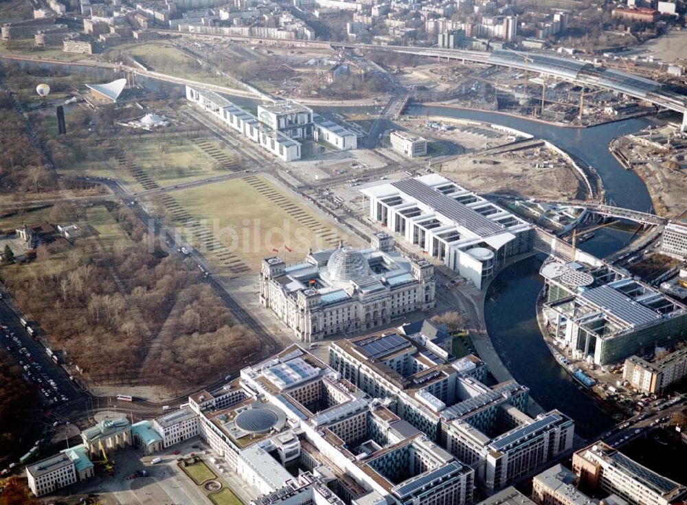 Berlin - Tiergarten aus der Vogelperspektive: Berlin Tiergarten Regierungsviertel im Berliner Tiergarten mit dem Reichstag Paul-Löbe-Haus und Marie-Elisabeth-Lüders-Haus 19