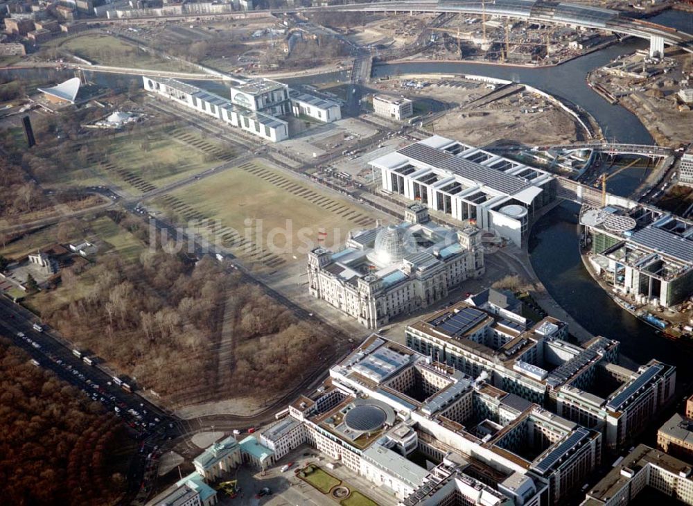 Berlin - Tiergarten aus der Vogelperspektive: Berlin Tiergarten Regierungsviertel im Berliner Tiergarten mit dem Reichstag Paul-Löbe-Haus und Marie-Elisabeth-Lüders-Haus 19