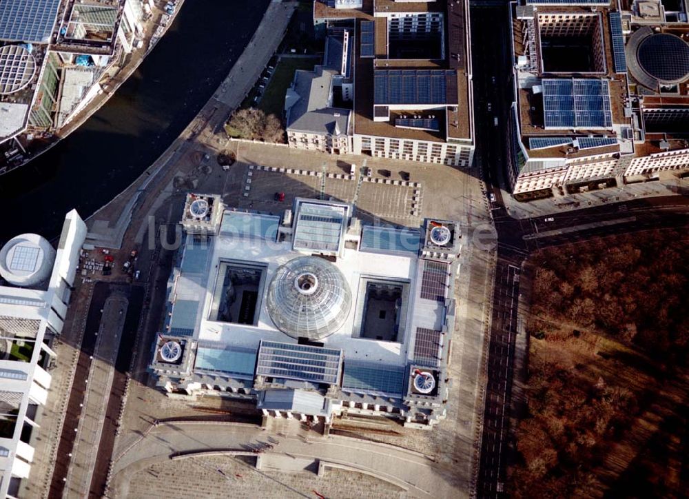 Berlin - Tiergarten aus der Vogelperspektive: Berlin Tiergarten Regierungsviertel im Berliner Tiergarten mit dem Reichstag Paul-Löbe-Haus und Marie-Elisabeth-Lüders-Haus 19