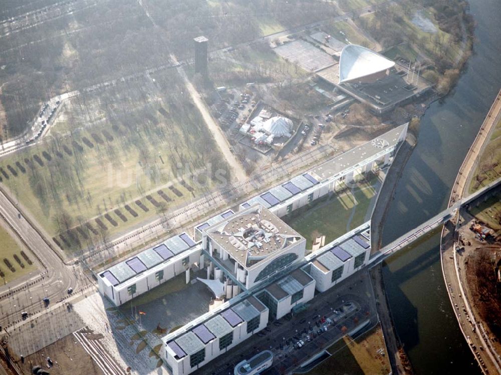 Berlin - Tiergarten aus der Vogelperspektive: Berlin Tiergarten Regierungsviertel im Berliner Tiergarten mit dem Reichstag Paul-Löbe-Haus und Marie-Elisabeth-Lüders-Haus 19