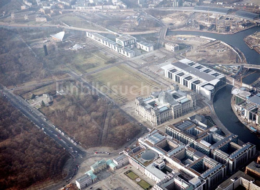 Berlin - Tiergarten aus der Vogelperspektive: Berlin Tiergarten Regierungsviertel im Berliner Tiergarten mit dem Reichstag Paul-Löbe-Haus und Marie-Elisabeth-Lüders-Haus 19