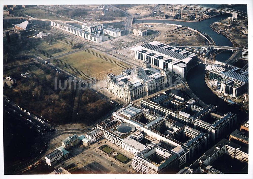 Luftaufnahme Berlin - Tiergarten - Berlin Tiergarten Regierungsviertel im Berliner Tiergarten mit dem Reichstag Paul-Löbe-Haus und Marie-Elisabeth-Lüders-Haus 19