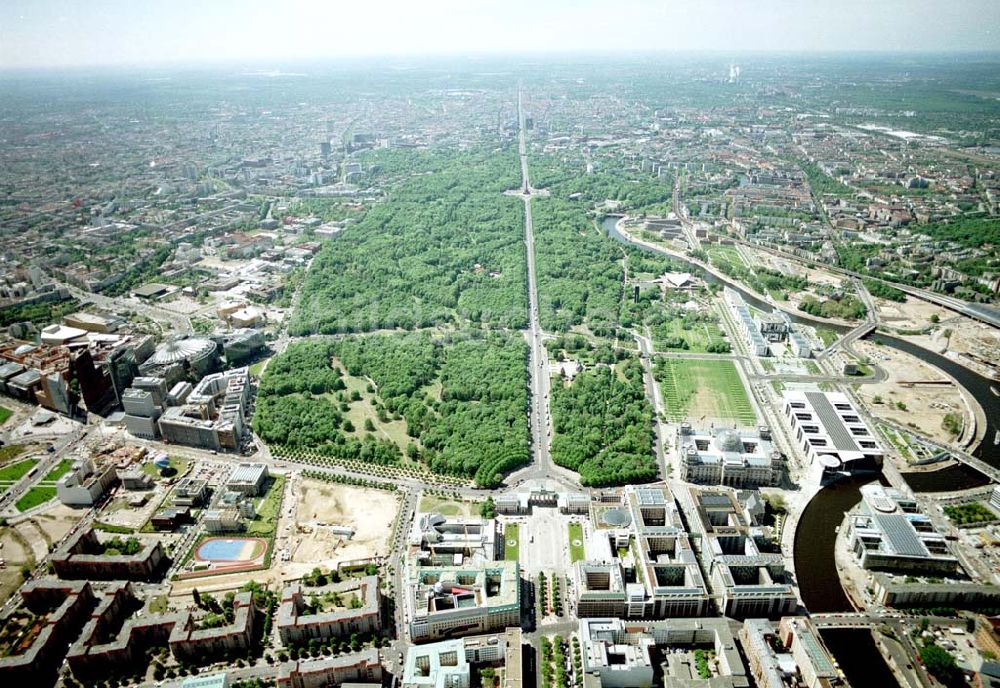 Berlin - Tiergarten aus der Vogelperspektive: Berlin - Tiergarten Wohnanlagen am Brandenburger Tor. 07.Mai2003