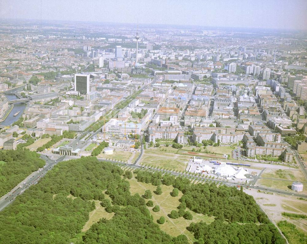 Berlin/Tiergarten aus der Vogelperspektive: 1995 BERLIN-Tiergarten/Mitte Blick auf das Stadtzentrum am Brandenburger Tor und der Innenstadt von Berlin-Mitte mit dem ehemaligen Grenzstreifen am brandenburger Tor und dem Spielplatz des Cirque du Solaise auf der Fläche des heutigen Holocaust-Denkmal