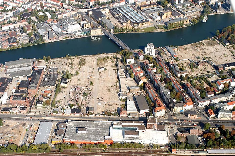 Berlin / Treptow Schöneweide aus der Vogelperspektive: Berlin-Treptow Niederschöneweide Industrieabrißfläche an der Spree 01.10.2003