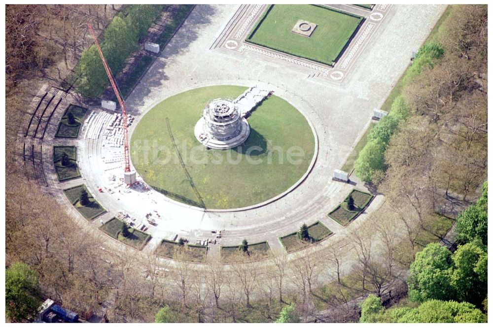 Luftaufnahme Berlin-Treptow - 28.04.2004 Berlin Treptow Rekonstruktion des sowjetischen Ehrenmales am Treptower Park an der Puschkinallee.