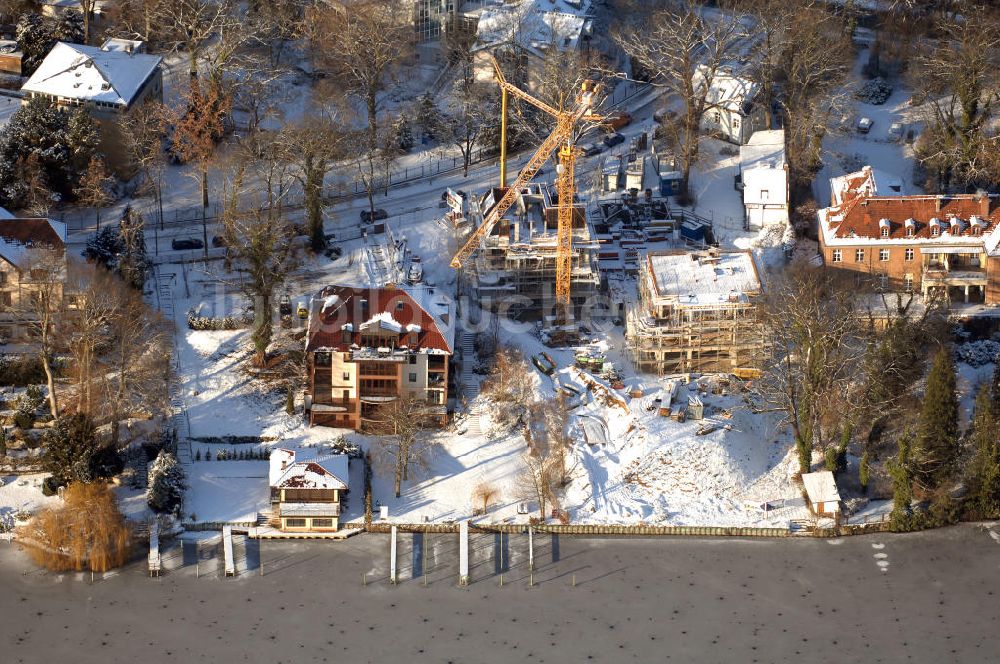 Berlin aus der Vogelperspektive: Berlin Winterliche Baustelle Am Kleinen Wannsee 2 der CONCEPT BAU - PREMIER GmbH