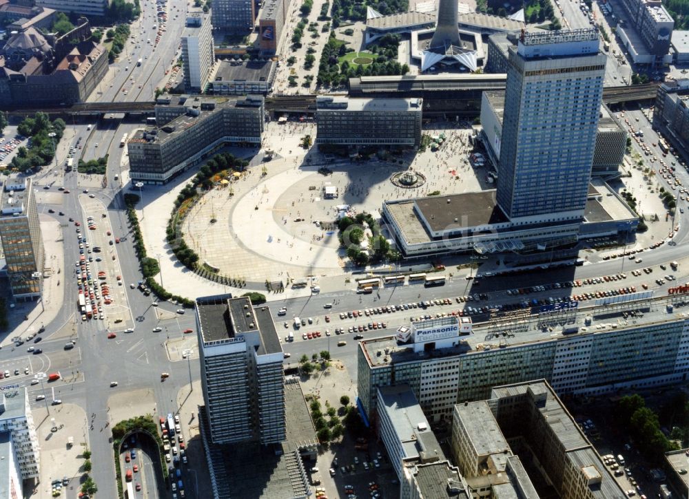 Luftaufnahme Berlin - Berliner Alexanderplatz mit Bahnhof, Galeria Kaufhof, Hotel Stadt Berlin, Haus des Lehrers und anderen Gebäuden in Berlin im Bundesland Berlin