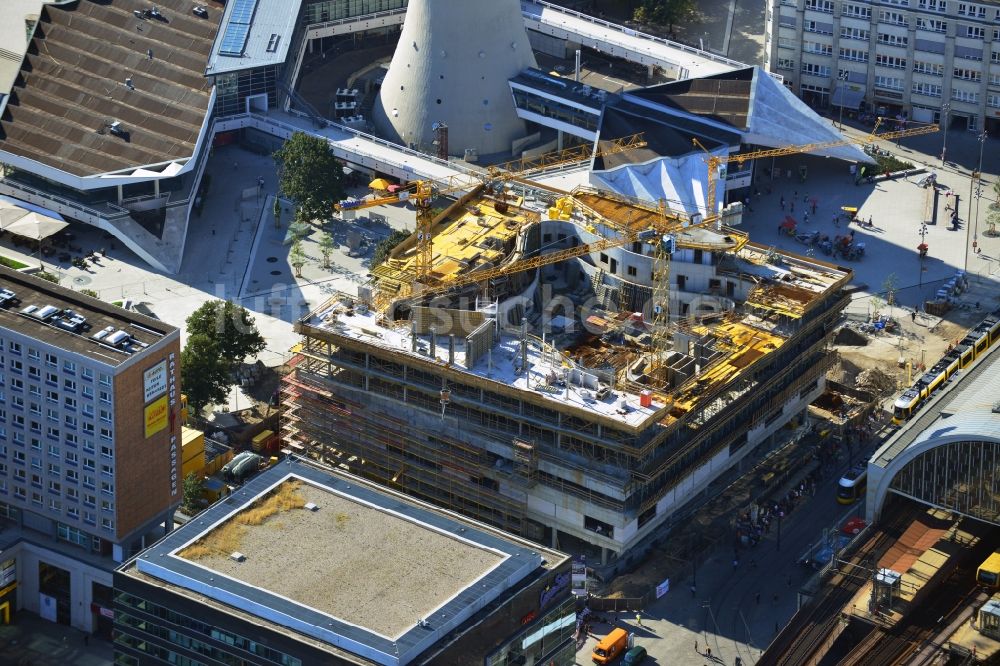 Luftbild Berlin - Berliner Alexanderplatz mit Blick auf die Baustelle des neuen Einkaufszentrum Alea mit Wohnungen am Fernsehturm in Berlin